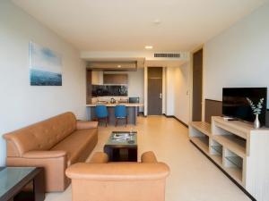 a living room with a couch and a table at Satun Le Grand - โรงแรม สตูล เลอแกรนด์ in Ban To La Nua