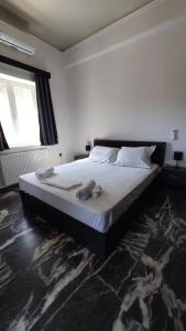 a bedroom with a large bed in a room at MAFILVI Panorama in Chrousa