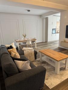 a living room with a couch and a table at Nordic Star in Rădăuţi