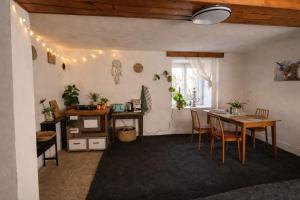 a living room with a dining room table and chairs at Glamping Hive by Stream in Víska