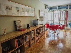 a living room with a table and chairs and books at Apartamento CENTRO HISTÓRICO Zorrilla 4 in Zamora
