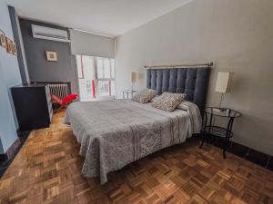 a bedroom with a large bed with a blue headboard at Apartamento CENTRO HISTÓRICO Zorrilla 4 in Zamora