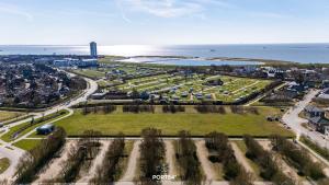 an aerial view of a park next to the ocean at Ferienhaus Nordseeresort 32 Nordic Lodge Büsum in Büsum