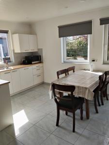 a kitchen with a table and chairs in a kitchen at Vakantiehuis Mastdreef in Breda