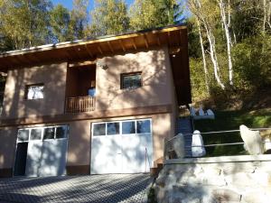 Casa con 2 puertas de garaje y balcón en Klenig Hof en Rangersdorf