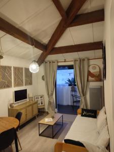 a living room with a couch and a table at Appt climatisé vues sur mer in Fleury