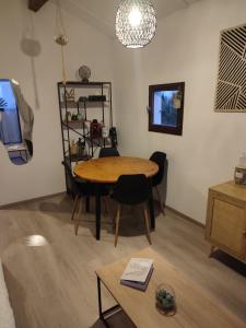 a room with a table and chairs and a tv at Appt climatisé vues sur mer in Fleury