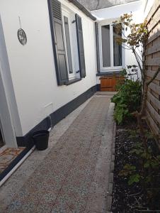 a walkway leading to the door of a house at L'immeuble de Didier et Fabien in Guînes