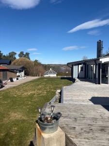 a yard with a patio and a house at Villa i sommaridyll 4 sovrum in Strömstad