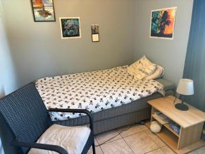 a small bedroom with a bed and a table at Villa i sommaridyll 4 sovrum in Strömstad