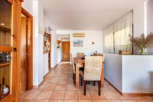 a kitchen and dining room with a table and chairs at Apartamento Ca Na Fina, tranquilo y cerca de la playa de Es Pujols in Es Pujols