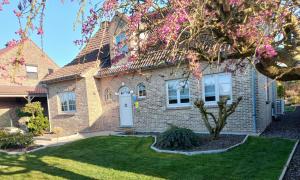 a brick house with a white door at Vakantiewoning Steger einde - Fietslogies & verblijf nabij Sentower Park voor 6 personen in Opglabbeek