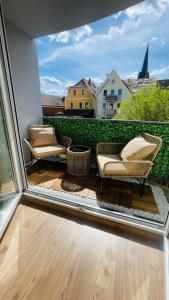 a balcony with two chairs and a couch at Charmante Unterkunft im Herzen von Radebeul mit kostenfreien Parkplatz in Radebeul