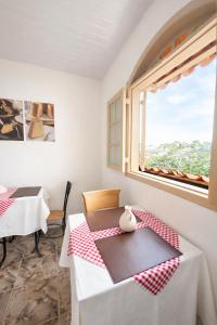 a dining room with a table and a window at Vila Rica Hospedaria in Ouro Preto