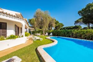 a villa with a swimming pool and a yard at Villa Phi Phi - com piscina privada em Vilamoura in Quarteira