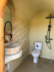 a bathroom with a sink and a toilet at échappée troglodyte unique in Tūjān