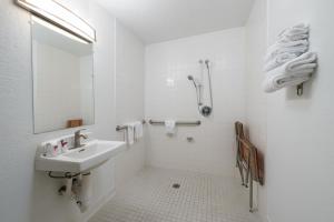 a white bathroom with a sink and a mirror at Varsity West in Centralia +34 photos