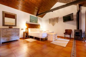 a bedroom with a bed and a wooden ceiling at Hotel Emblemático Duque de la Torre in Arona