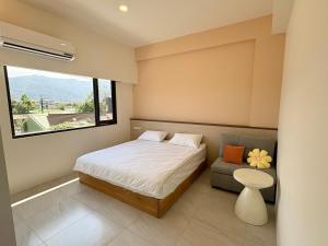 a bedroom with a bed and a window at 八樂宿 包棟民宿 in Sanxing