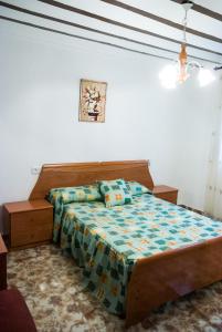 sypialnia z łóżkiem w pokoju w obiekcie Casa Felix w mieście Segura de la Sierra