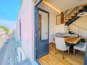 a room with a table and a balcony with a dining room at Spacious modern and centrally located in Puebla