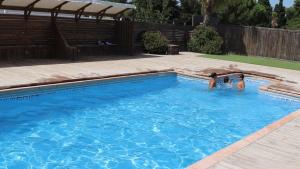 two children playing in a swimming pool at Location mobil-home camping Pedro Confort & détente in Le Grau-dʼAgde