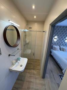 a bathroom with a sink and a shower and a bed at VILLA SOLARIS Ustka - PENSJONAT Z 2026R,ROWERY GRATIS, WYPOCZYNEK tylko DLA DOROSŁYCH ! in Ustka +180 photos