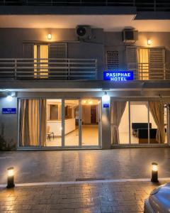 ein Gebäude mit einem Schild, auf dem „Parasitenhotel“ steht in der Unterkunft Pasiphae Self Hotel in Heraklion