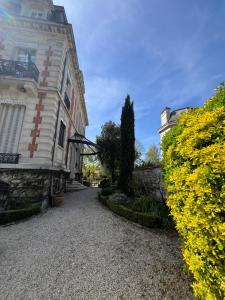 a building with yellow flowers next to a wall at La HALTE des CAVALIERS in Compiègne +26 photos