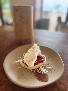 a plate with a dessert on a table with a drink at Casa Alta Colombia, ecolodge con vistas, Pereira in Dosquebradas