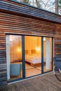 a small house with a tub and a bedroom at Soami Spaces - Alpine Hideaway in Millstatt