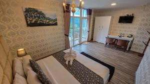 a bedroom with a bed in a room with a window at Hotel Bonavista in Nuwara Eliya