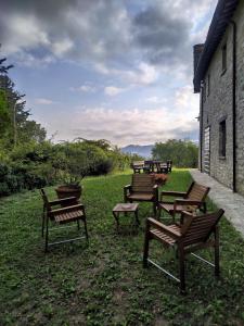 a group of benches sitting in the grass next to a building at Agriturismo Il Conventino in Vallicchio