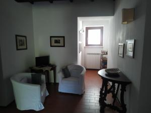 a living room with a chair and a table at Agriturismo Il Conventino in Vallicchio