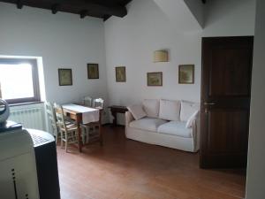 a living room with a white couch and a table at Agriturismo Il Conventino in Vallicchio