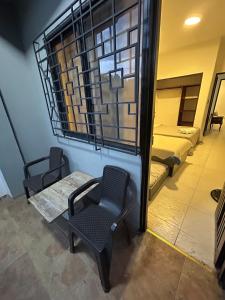 a room with a chair and a table and a bed at Apartamento 201 amplio cómodo in Cali +25 photos