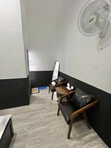 a waiting room with two chairs and a fan at Hotel Đông Ngô Biên Hòa in Ấp Thành +90 photos