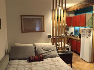 a living room with a couch and a kitchen at Propaganda Room in Albano Laziale