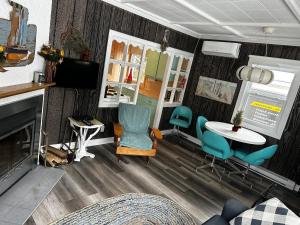 a living room with a table and chairs at Chalets Memphrémagog in Magog-Orford