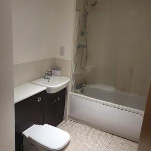 a bathroom with a sink and a toilet and a bath tub at Spacious 2-Bedroom Ground Floor Flat with 2 Double Beds, Sleeps 4 in Central Aberdeen in Aberdeen +27 photos
