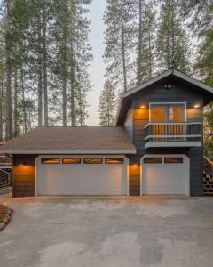 a house with two garage doors in a driveway at Cresta Loft in Twain Harte