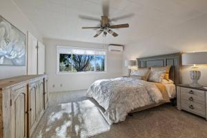 ein Schlafzimmer mit Bett und Deckenventilator in der Unterkunft Lescape in Sonora