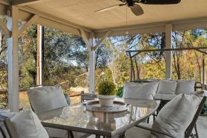 eine Terrasse mit einem Glastisch und weißen Stühlen in der Unterkunft Lescape in Sonora