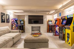 a living room with a couch and arcade games at Chic Modern Glam in Rockford