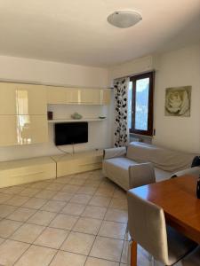 a living room with a couch and a television at Casa Serena in Donoratico
