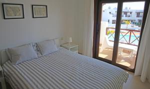 a bedroom with a bed with a view of a balcony at Apartamento Villa Laura in Playa Blanca