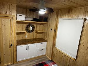 a room with a whiteboard in a wooden wall at Chalet memphrémagog - 203 in Magog-Orford +4 photos
