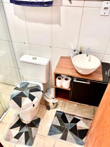 a bathroom with a toilet and a sink at Refúgio da Serra - Apto Completo a 3 minutos do centro de Canela in Canela +11 photos