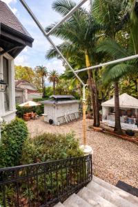 a view of a yard with palm trees and a house at Hotel Posada de 1860 in Tigre +23 photos