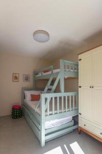 a bedroom with two bunk beds and a closet at Diamantino Residence - Barro in Mucugê